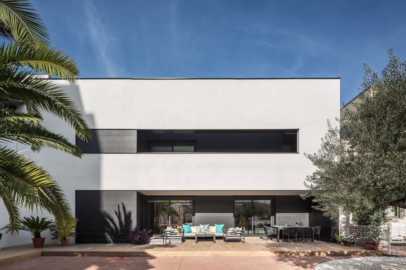 J&G House: A Sun-Kissed, Modern Architectural Marvel