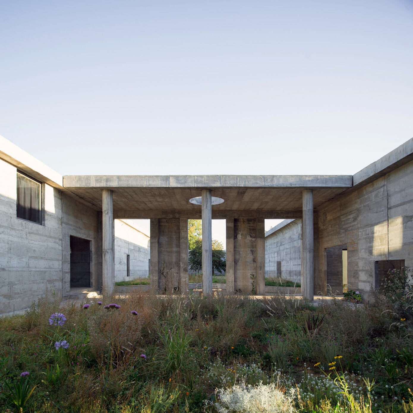 Luna House: Redefining Concrete Architecture in Yungay