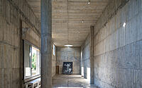 018-luna-house-redefining-concrete-architecture-yungay