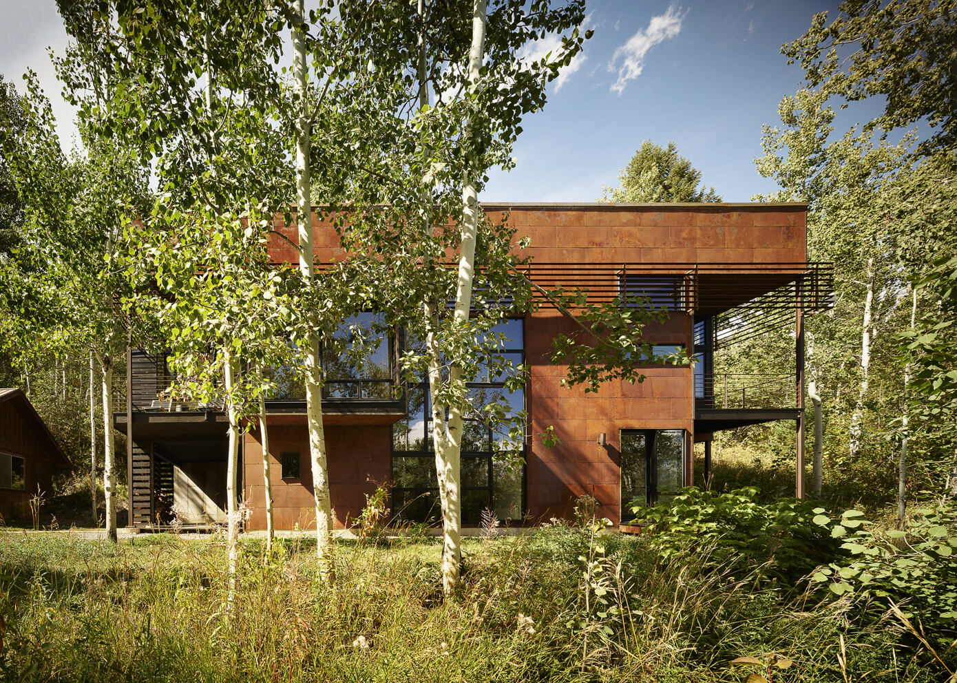 Paintbrush Residence: Embracing Nature in a Two-Story Wyoming Home
