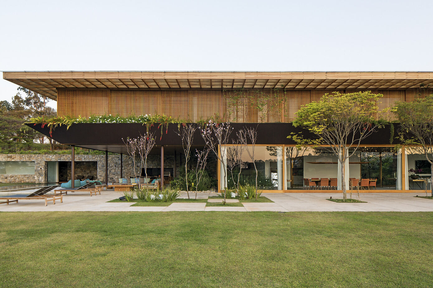 SW House: Porto Feliz’s Contemporary Oasis