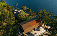 003-shor-house-waterfront-centuriesold-timber-mayne-island