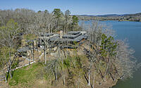 Hi Lo Nature Meets Luxury In Arkansass Iconic Lake House Design