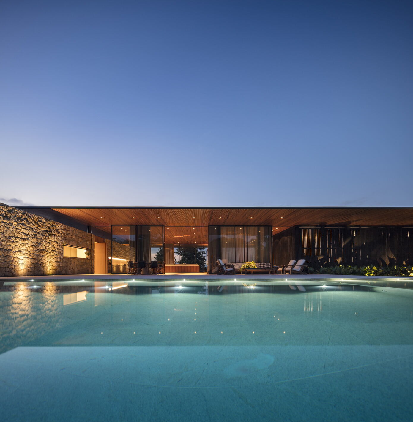 FL House: Where Brazilian Sunsets Meet Forest Serenity