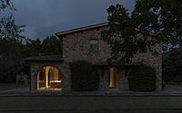 020-casa-fv-reimagining-farmhouse-elegance-bagno-ripoli