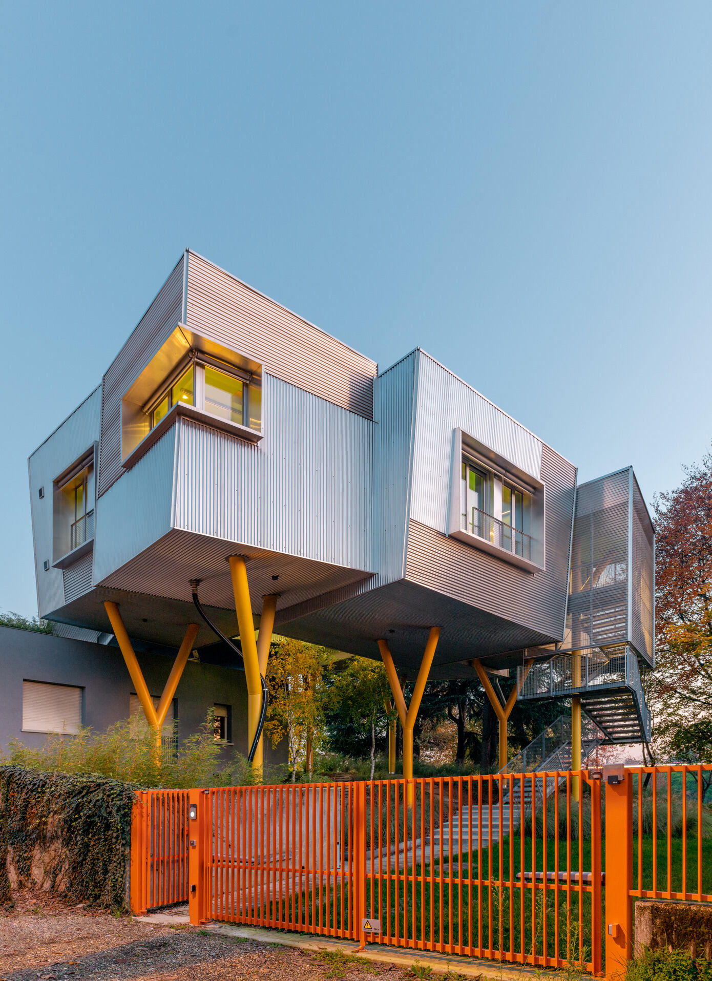 The Hole with the House Around: Italy’s Elevated Home by Elasticofarm