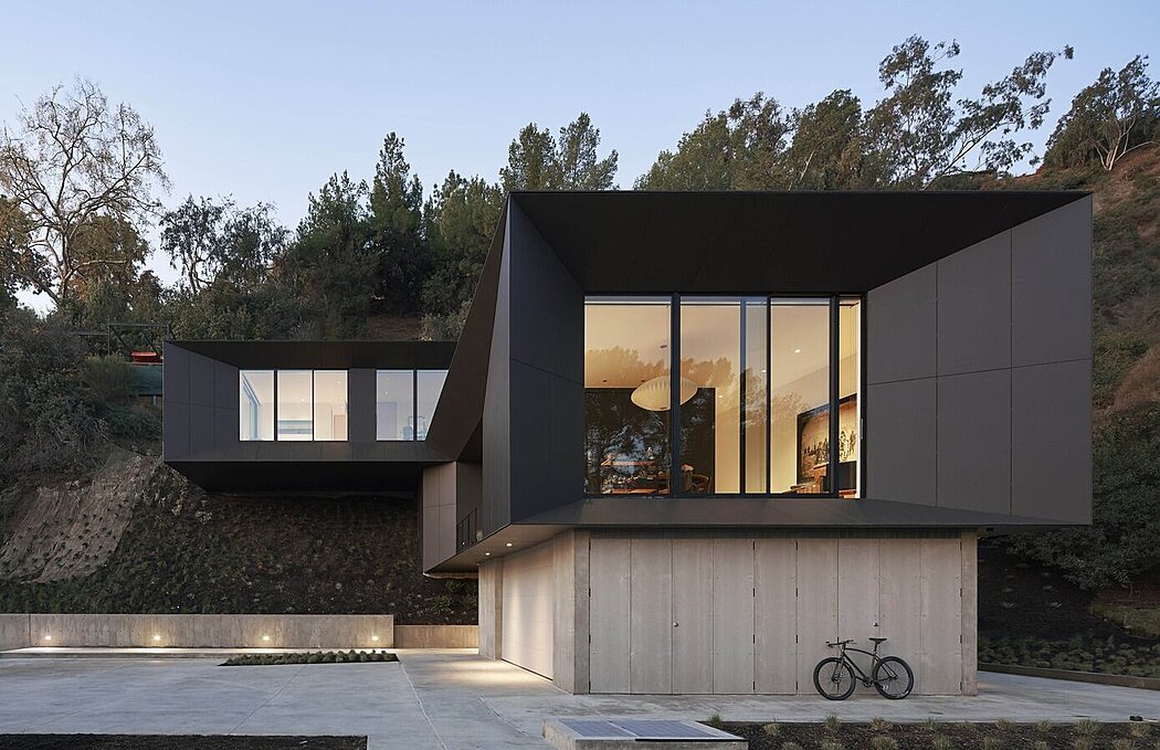 LR2 House: A Hillside Marvel of Modern Architecture - 1