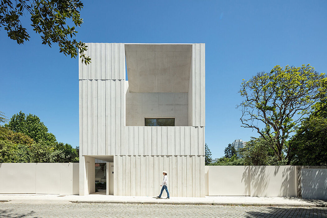 House in Boavista: Concrete Elegance in Porto - 1