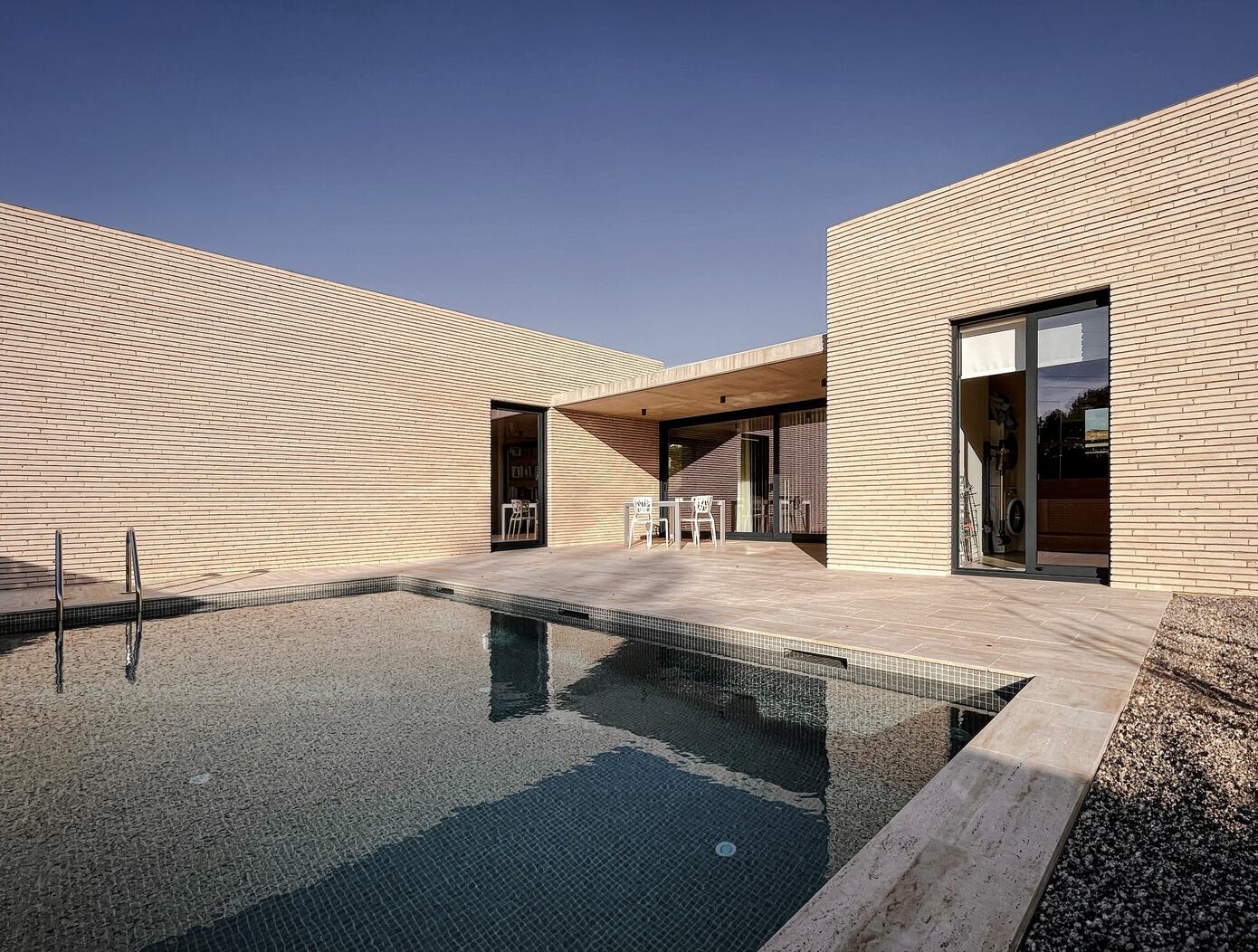 Casa l’Abril: A Harmonious Blend of Privacy and Openness