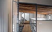 008-cortines-loft-blending-privacy-openness-barcelona