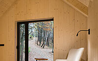 010-hytta-tranquil-modern-cabin-retreat-czech-forests