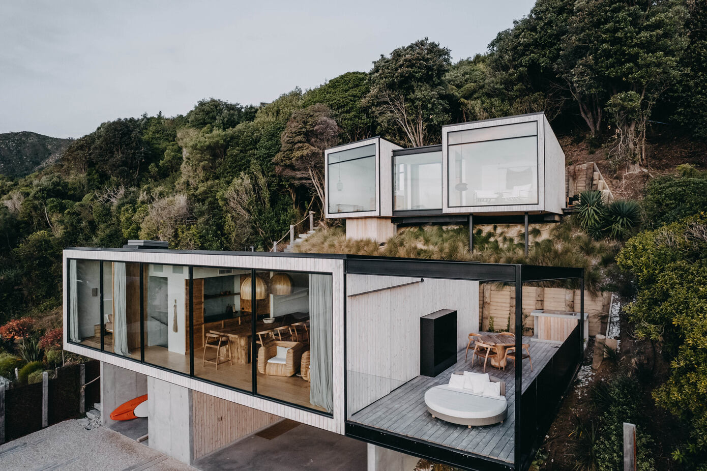 Ligar Bay Bach: A Modernist Treehouse Retreat