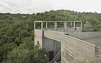 018-casa-taller-brutalist-harmony-nature