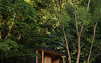 022-hytta-tranquil-modern-cabin-retreat-czech-forests