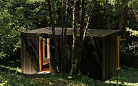 023-hytta-tranquil-modern-cabin-retreat-czech-forests