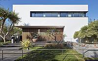 c-house-sleek-design-meets-coastal-living-1