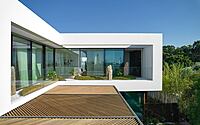 c-house-sleek-design-meets-coastal-living-10