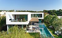 c-house-sleek-design-meets-coastal-living-11