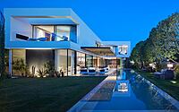 c-house-sleek-design-meets-coastal-living-14