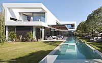 c-house-sleek-design-meets-coastal-living-5