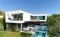 c-house-sleek-design-meets-coastal-living-8