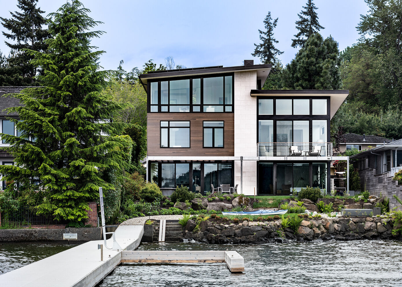 Lakeshore Residence: Architectural Lakeside Bliss