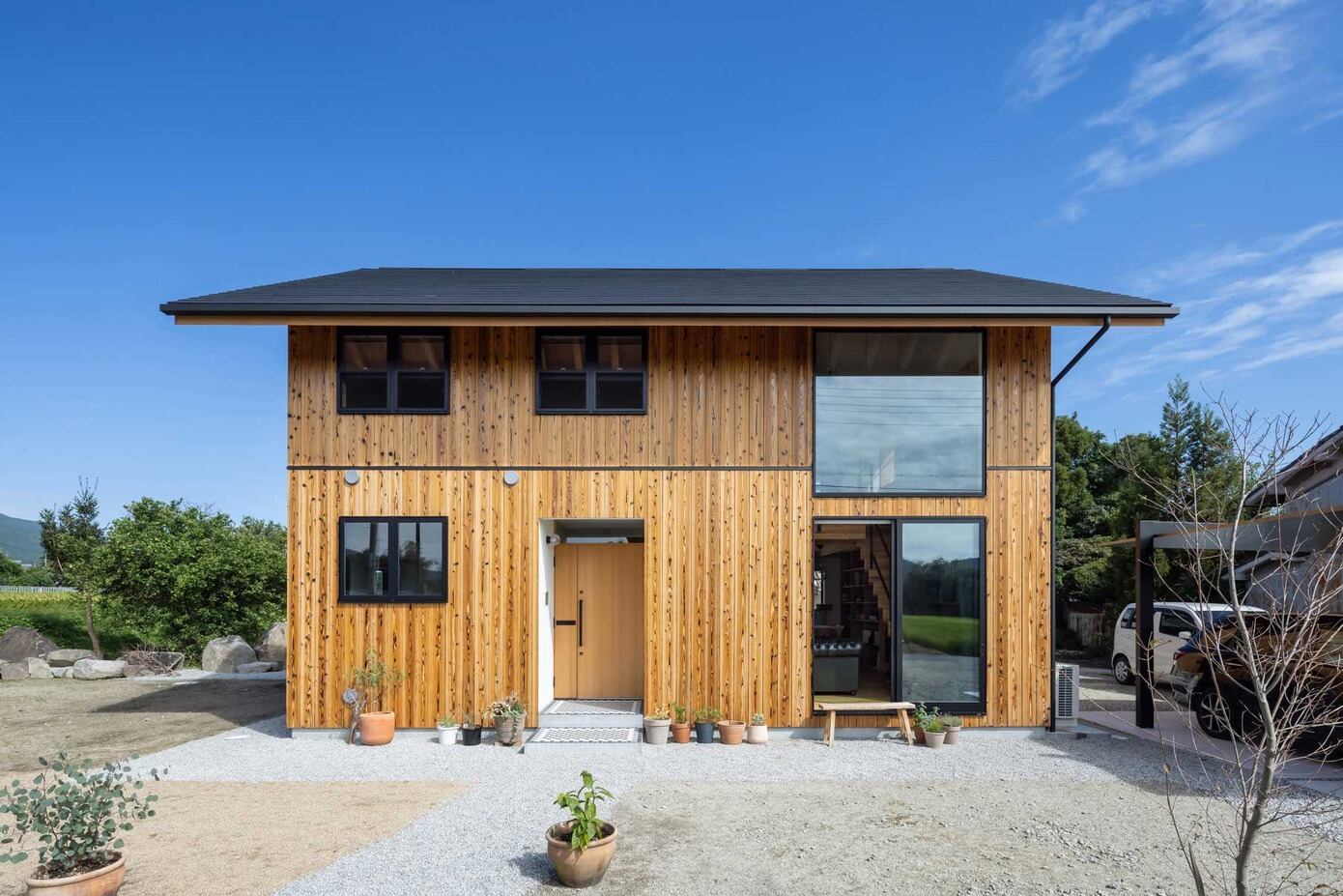 House on the Skirt of Mt. Katsuragi: A Modern Family Retreat