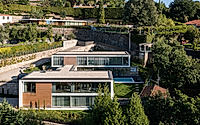 001-encosta-house-modernity-overlooking-guimares