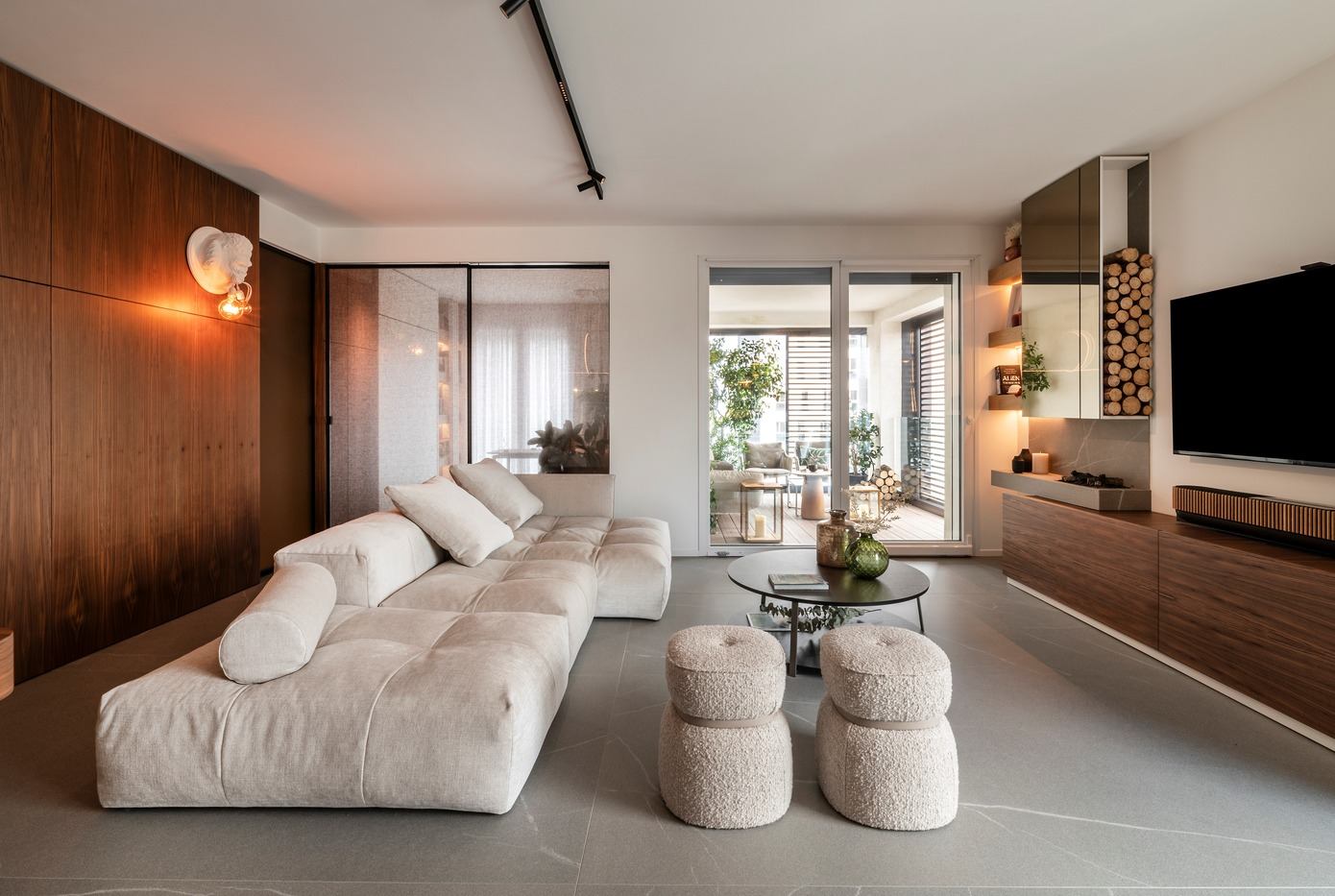 Simona Apartment: Sleek Design in Italy