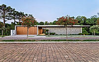 002-residencia-araucaria-midcentury-charm-brazils-guapore