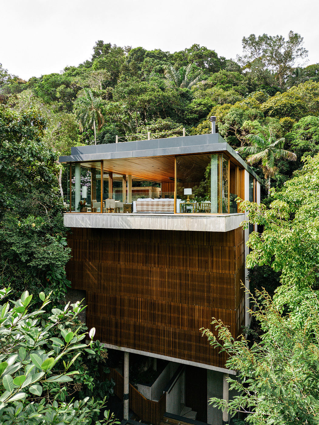 VJC Iporanga House: A Brazilian Retreat of Design and Serenity