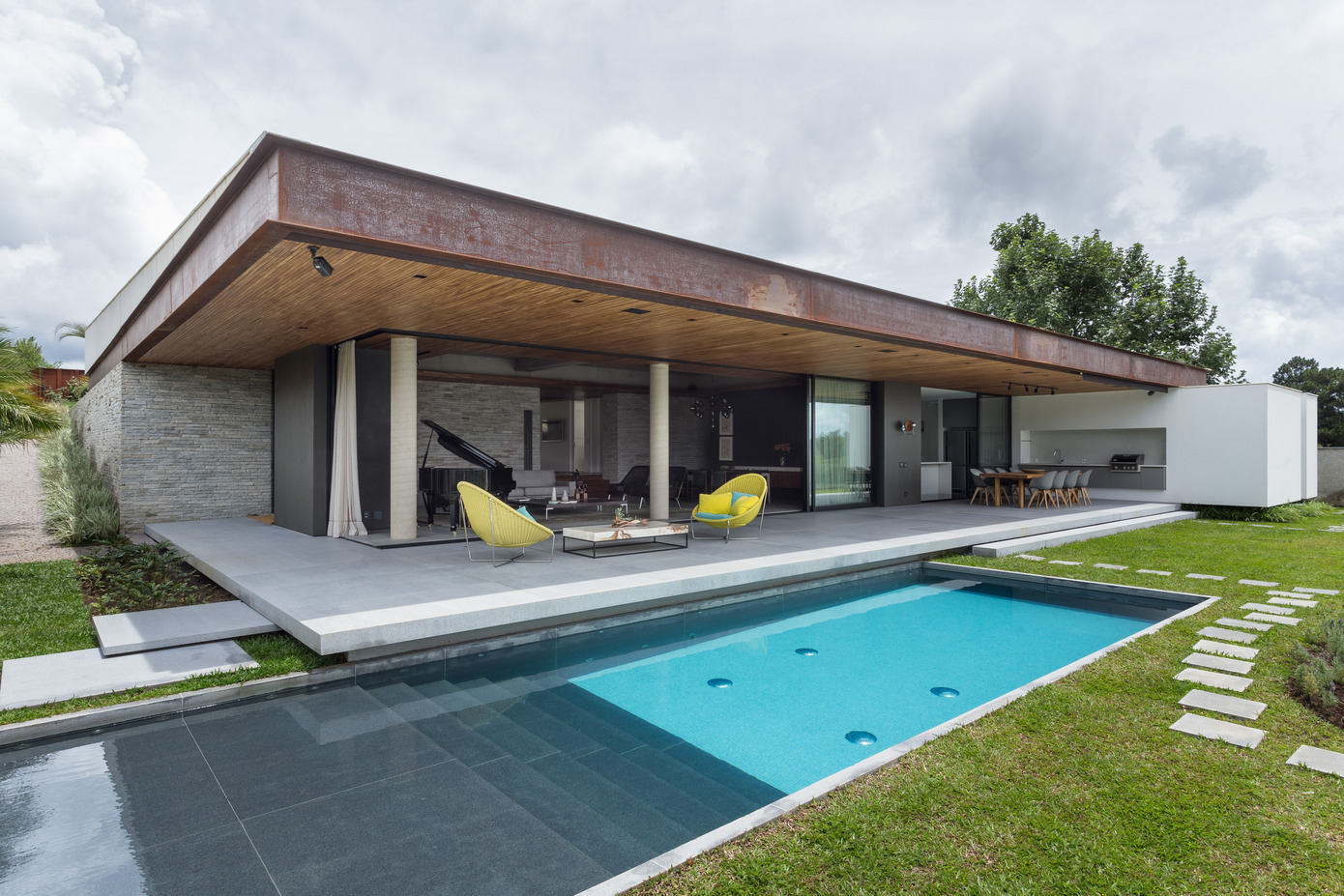 Casa Viga: Artful Blend of Structure & Style in Belo Horizonte