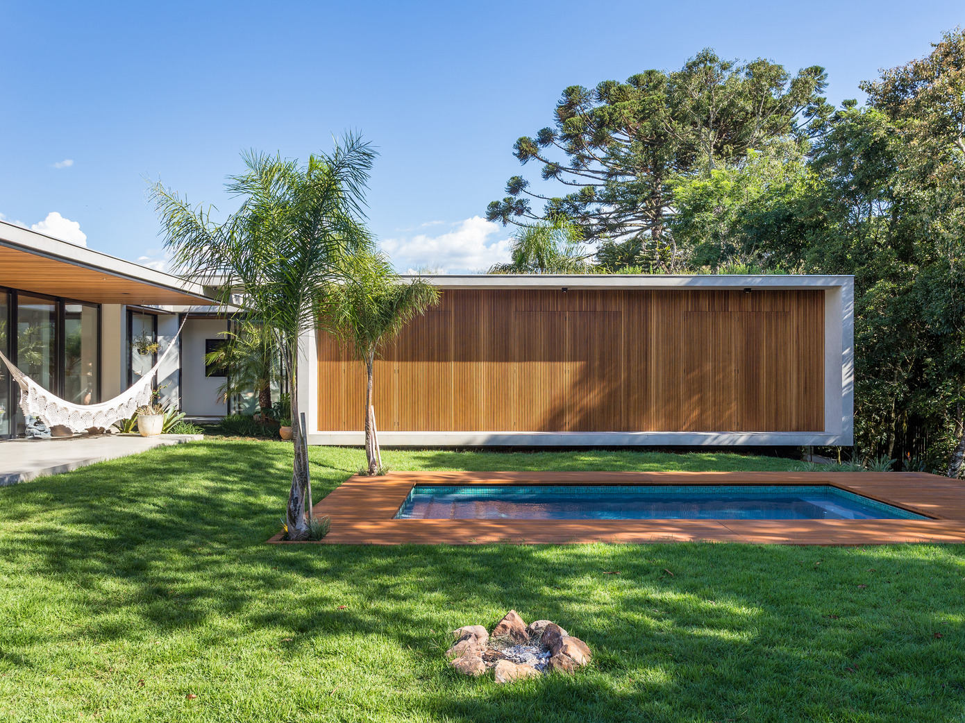 Residência Araucária: Mid-Century Charm in Brazil’s Guaporé