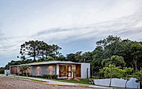 033-residencia-araucaria-midcentury-charm-brazils-guapore