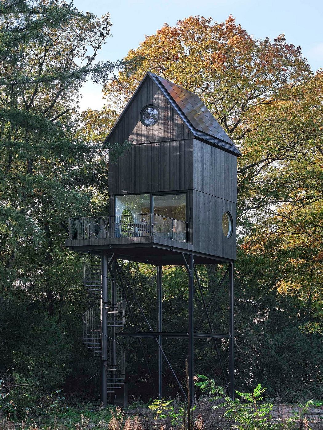 Buitenverblijf Nest: A Unique Birdhouse-Inspired Getaway in the Netherlands