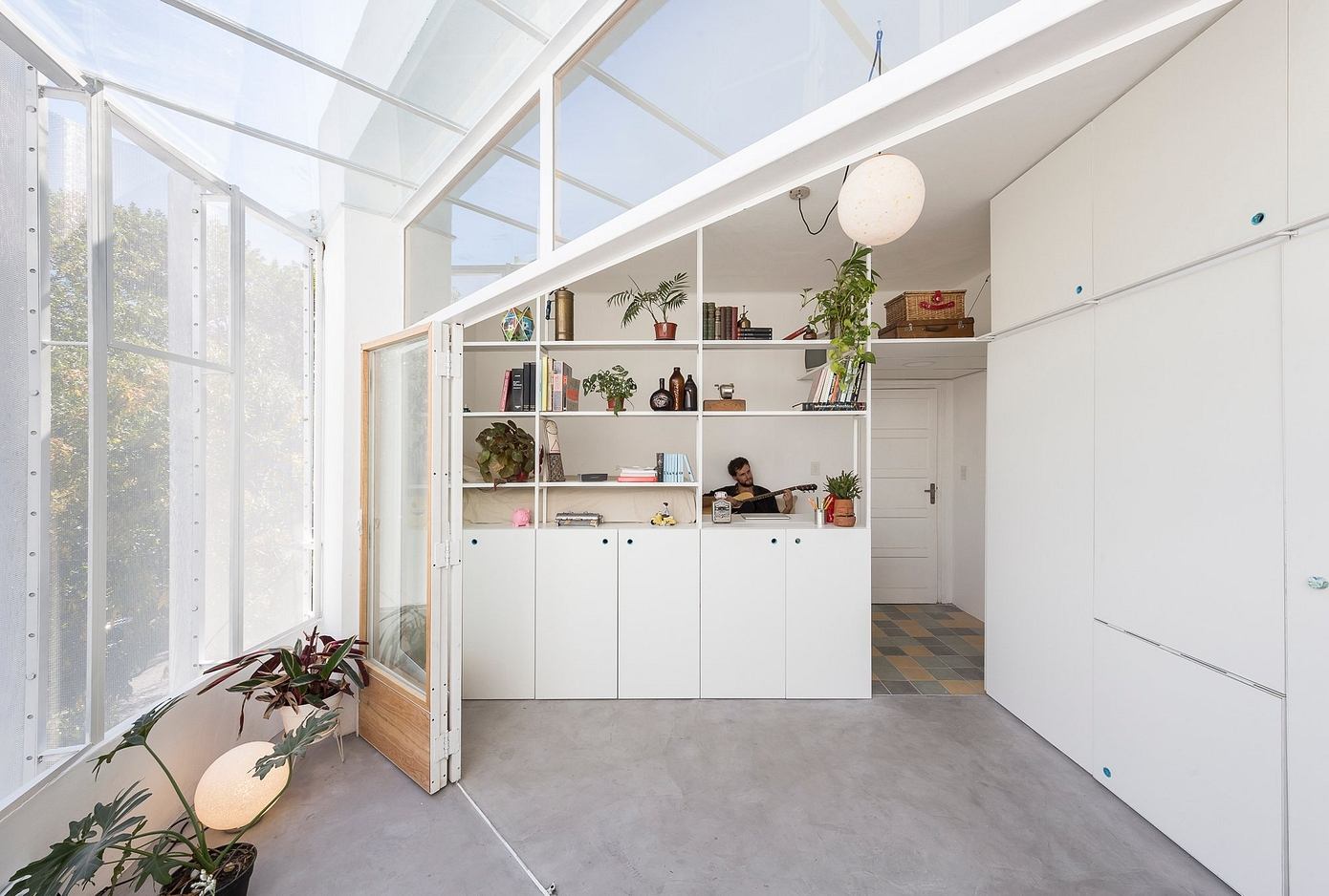 El Camarin: Revitalizing 1950s Space for Modern Living