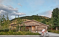 001-jackson-hole-lodge-a-peek-inside-the-ultimate-mountain-retreat.jpg