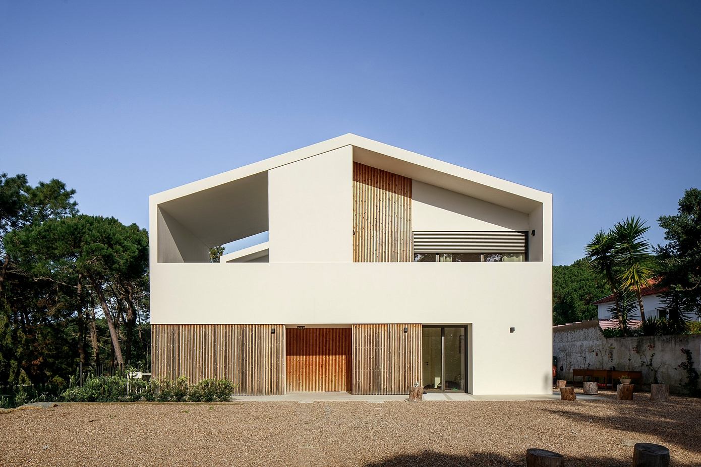 MH House: Modern Design Meets Tradition in Sintra