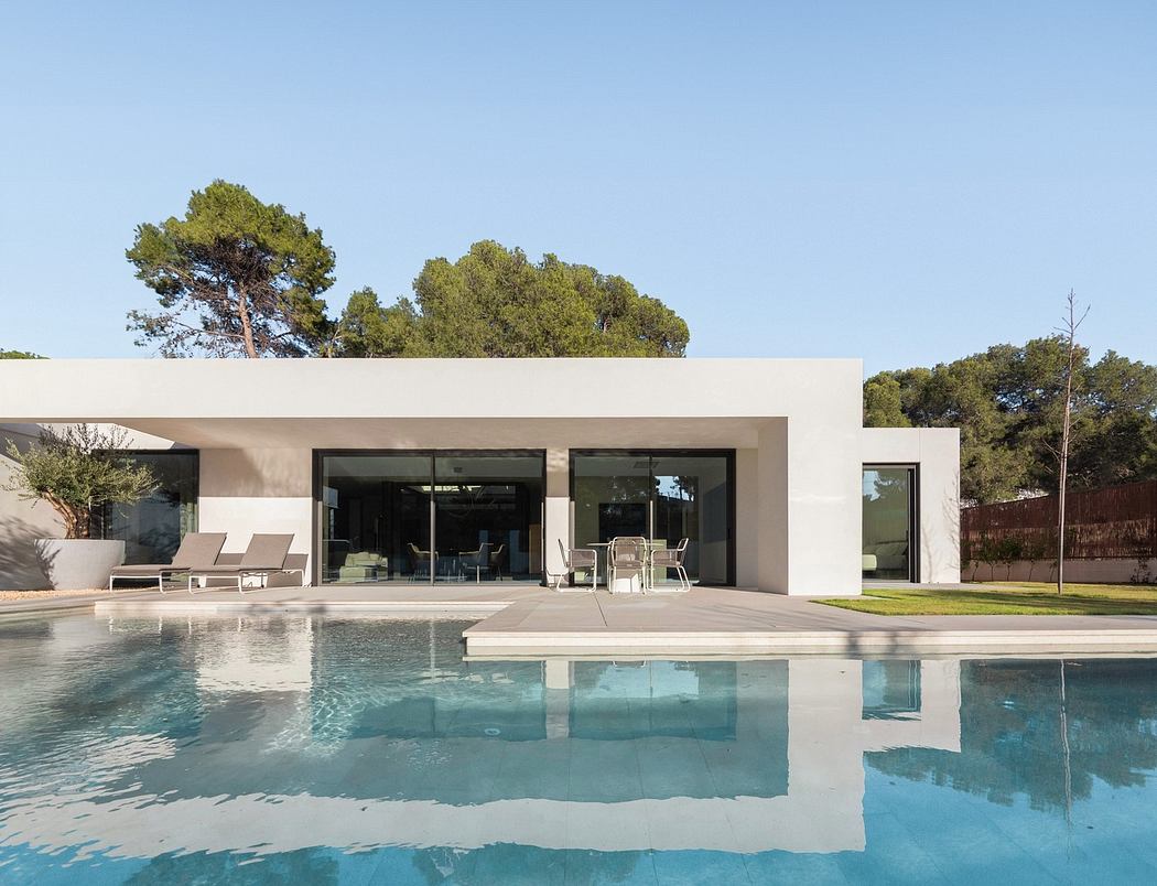 Modern House in Valencia: A Modular Masterpiece