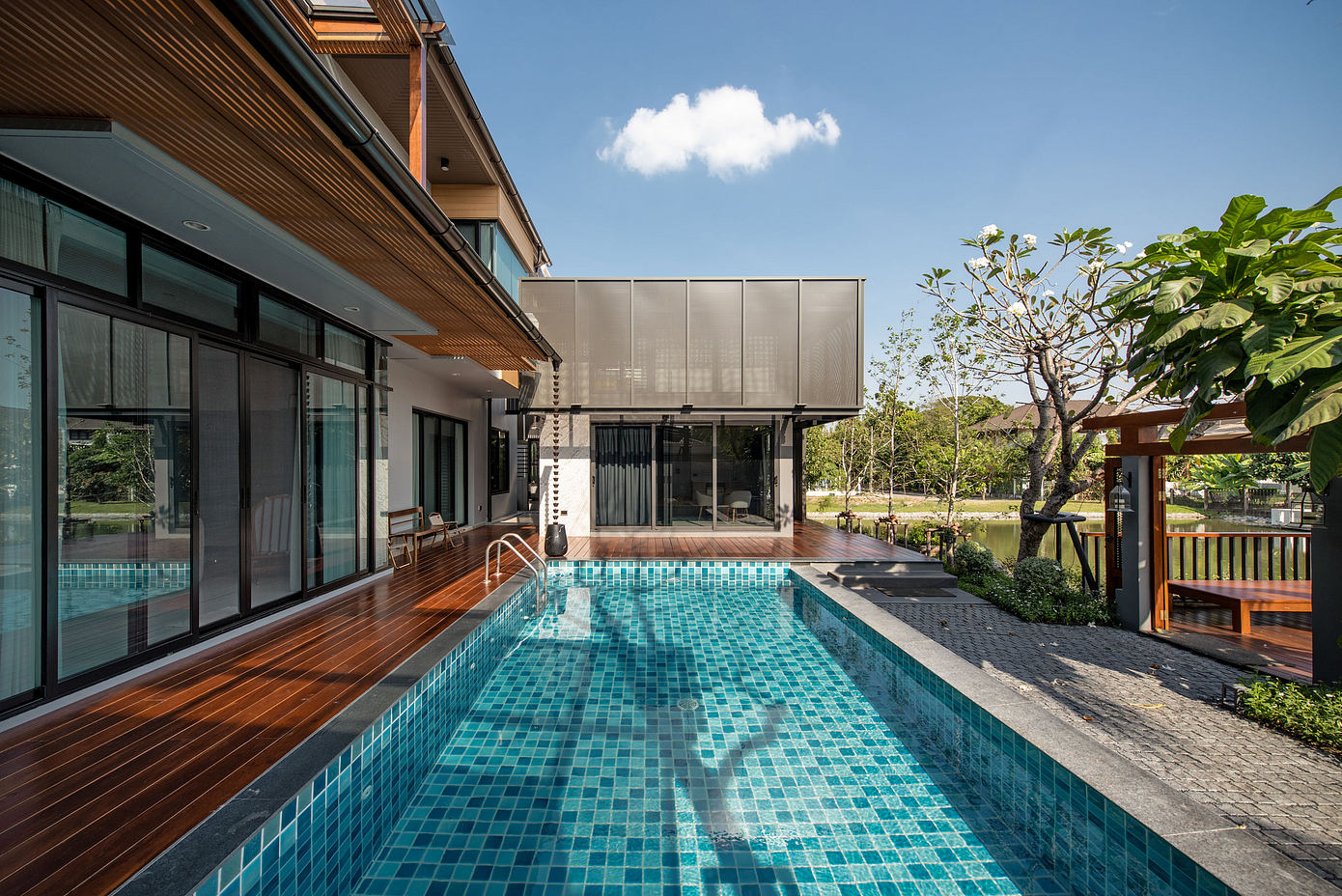 Chuan Chuen House Renovation: Transforming Waterside Living in Bangkok