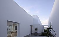 006-house-with-two-wings-a-modern-homes-design-embraces-the-landscape.jpg