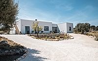 009-opeccellente-a-modern-italian-house-amongst-olive-trees.jpg