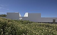 011-house-with-two-wings-a-modern-homes-design-embraces-the-landscape.jpg