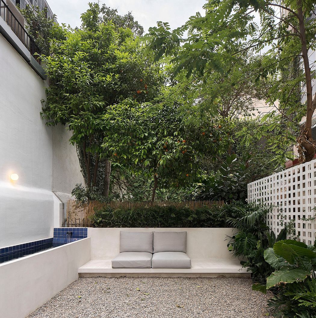 Urban courtyard with a minimalist built-in bench and lush greenery.