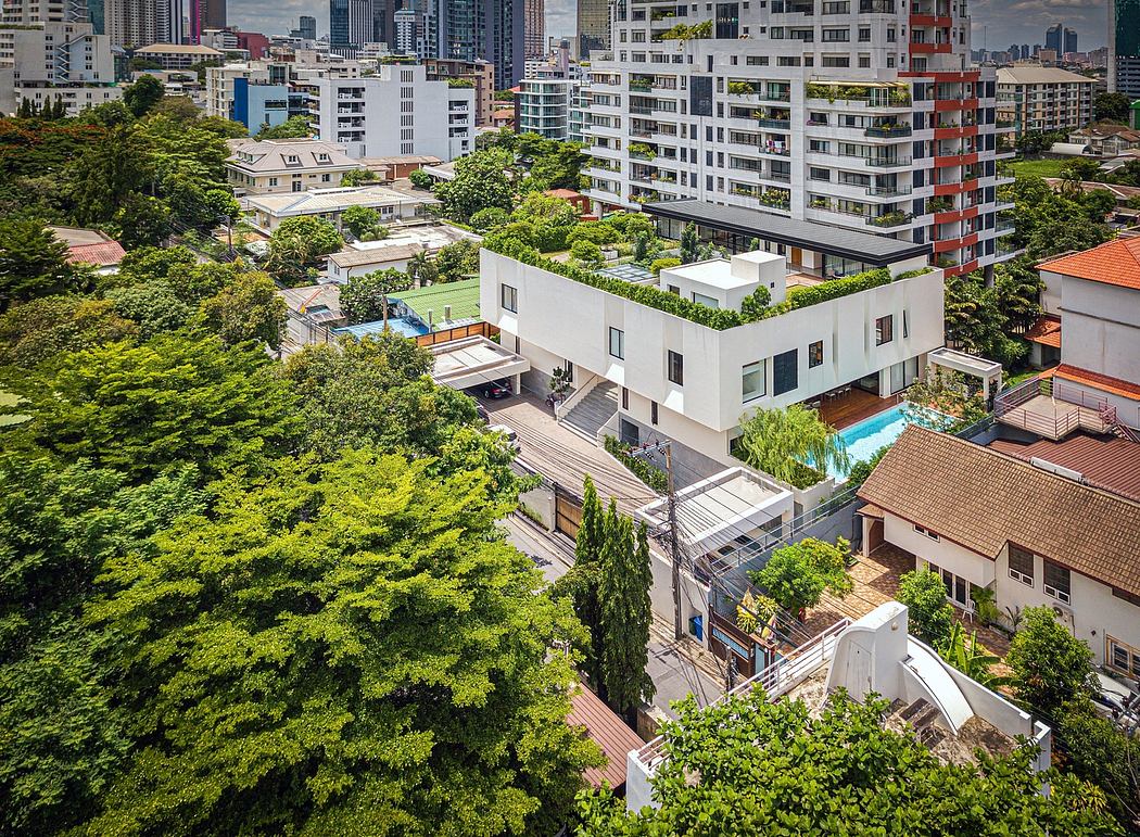 Dialogue within the Courtyard: Innovative Family Home Design in Bangkok