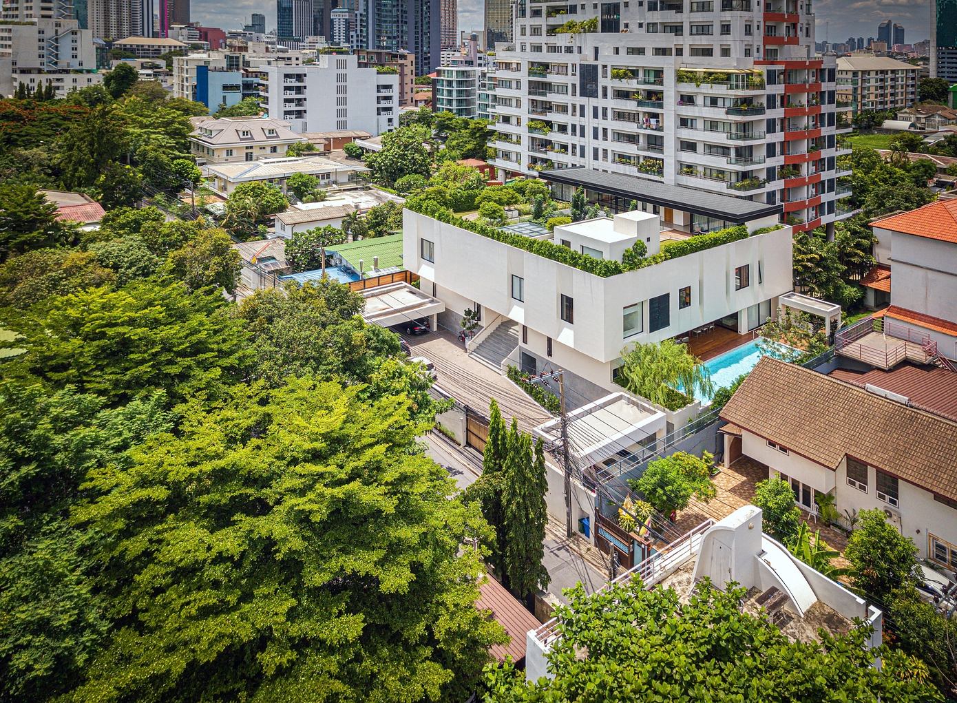 Dialogue within the Courtyard: Innovative Family Home Design in Bangkok