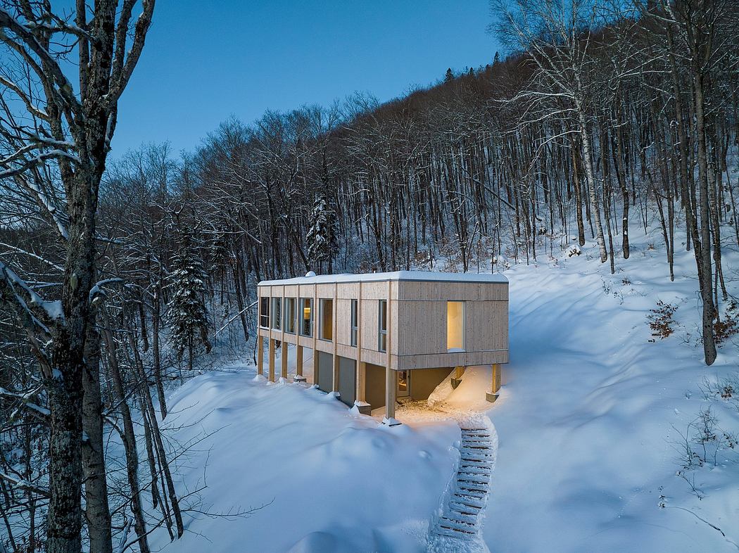 Residence Chez Léon: A Modern Tree House in Québec