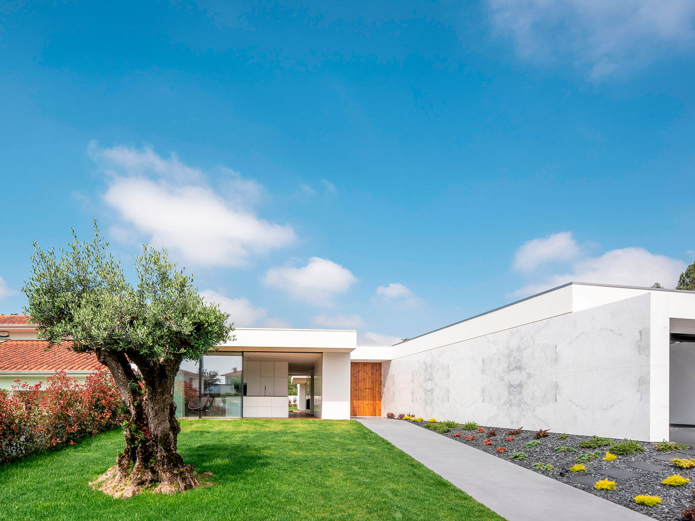 Silva Escura House: Unveiling a Single-Story Family Home