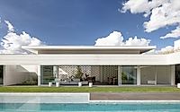 004-white-bricks-house-innovative-brickwork-in-lago-sul.jpg