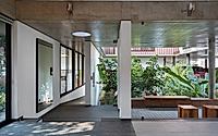 009-the-stoic-wall-residence-merging-indoors-with-the-tropical-outdoors.jpg